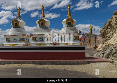 Drei dekoriert Chörten Thikse Kloster, das größte Gompa in zentralen Ladakh und zur Kenntnis genommen um Potala-Palast in Lhasa ähneln Stockfoto