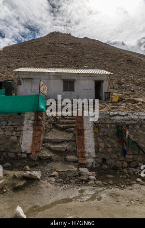 Der Pangong Lake Road; behauptet, um die dritte höchste befahrbare Straße Stockfoto