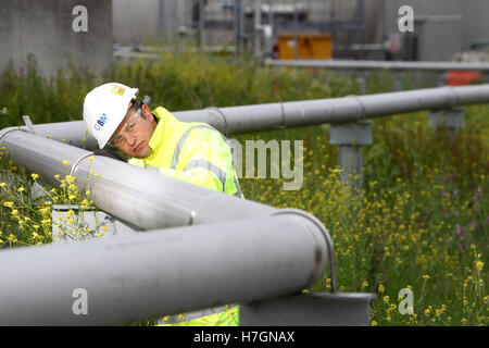 Wissenschaftler untersuchen Rohre Abwasser-Aufbereitungsanlage Stockfoto