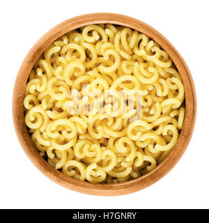 Gobbetti Nudeln in Holzschale. Italienische sich, Abkürzung und G-förmigen spiralförmig gebogenen Rohren. Stockfoto