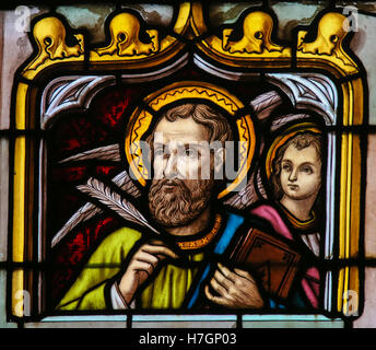 Glasmalerei-Fenster Darstellung Saint Matthew der Evangelist, in der Kathedrale von Saint Rumbold in Mechelen, Belgien. Stockfoto