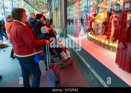 Paris, Frankreich, große Menschenmenge, die Weihnachtslichter genießt, Schaufensterbummel, Le Printemps Kaufhaus, auf dem Bürgersteig, Haussmann Boulevard Stockfoto