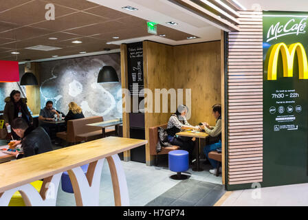 Paris, Frankreich, Franzosen teilen Mahlzeiten im lokalen McDonald's Restaurant, MacDonalds frankreich Stockfoto