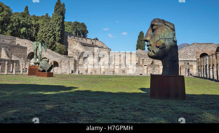 Antiken Pompeji und zeitgenössische Skulpturen von polnischen Künstler Igor Mitoraj, Pompeji, archäologische Stätte, Kampanien, Italien Stockfoto