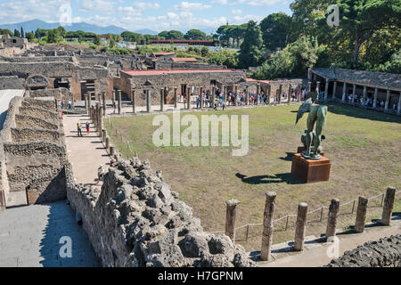 Arkaden Hof der Gladiatoren mit zeitgenössischer Skulptur von polnischen Künstler Igor Mitoraj in der Mitte, Pompeji, Italien Stockfoto