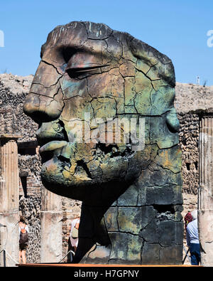 Massive Bronze-Skulptur des menschlichen Kopfes, Pompeji, archäologische Stätte, Kampanien, Italien Stockfoto