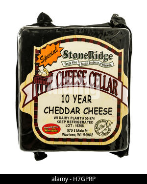 Winneconne, Wisconsin - 2. November 2016: Paket von Stoneridge-Cheddar-Käse auf einem isolierten Hintergrund. Stockfoto