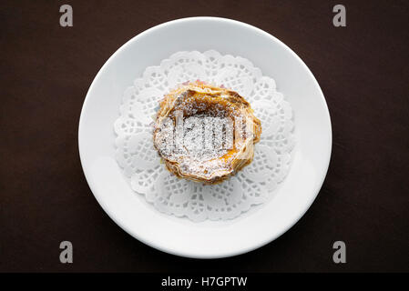 Pastel de Nata berühmten portugiesischen süßen Snack Ei Teig Puddingtörtchen Stockfoto