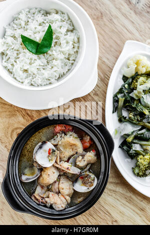 traditionelle Fisch Muscheln und gemischten Meeresfrüchten portugiesischen würzige Suppe Eintopf Essen Stockfoto