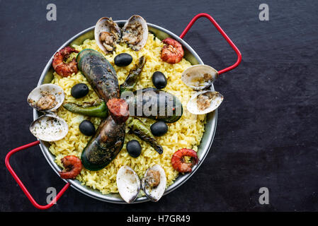 gemischte frische gedünstete Meeresfrüchte und Reis Paella berühmte traditionelle portugiesische spanische Gerichte Stockfoto