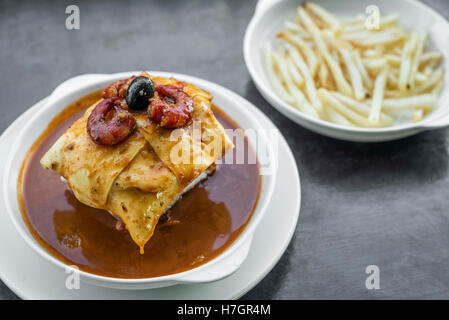 berühmte Francesinha traditionelle Fleisch Käse und pikanter Sauce gegrilltes Sandwich Porto Portugal Stockfoto