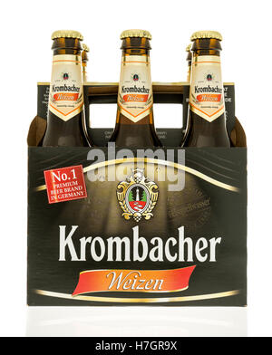 Winneconne, Wisconsin - 3. November 2016: Six-Pack von Krombacher Bier auf einem isolierten Hintergrund. Stockfoto