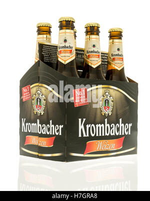 Winneconne, Wisconsin - 3. November 2016: Six-Pack von Krombacher Bier auf einem isolierten Hintergrund. Stockfoto