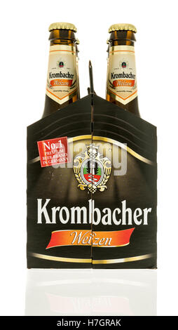 Winneconne, Wisconsin - 3. November 2016: Six-Pack von Krombacher Bier auf einem isolierten Hintergrund. Stockfoto