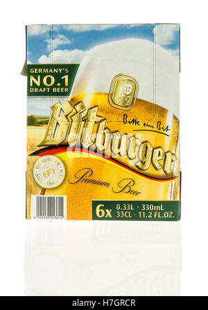 Winneconne, Wisconsin - 3. November 2016: Six-Pack Bitburger Bier auf einem isolierten Hintergrund. Stockfoto