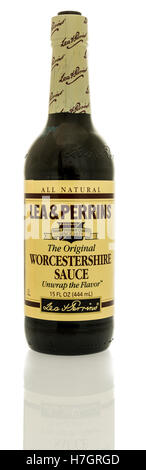 Winneconne, Wisconsin - 3. November 2016: Flasche von Lea & Perrins Worcestershire-Sauce auf einem isolierten Hintergrund. Stockfoto