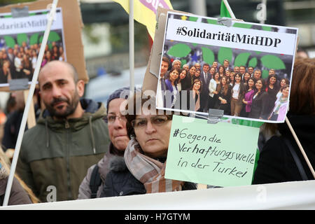 Hamburg, Deutschland. 4. November 2016. Menschen demonstrieren gegen die Verhaftungen von MPs der pro-kurdischen Partei HDP in der Türkei mit Schilder mit der Aufschrift, z. B. "Solidarität mit HDP" und "die Welle von Verhaftungen in der Türkei" im Zentrum von Hamburg, Deutschland, 4. November 2016. Foto: BODO MARKS/Dpa/Alamy Live-Nachrichten Stockfoto