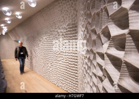 Ein Teil des akustischen inneren Verkleidungen, die sogenannte "weiße Haut" im großen Saal der Philharmonie Elbphilharmonie während eines Presse-Tour in Hamburg, Deutschland, 4. November 2016. Die Elbphilharmonie Philharmonie wurde beendet - rund neuneinhalb Jahre nach der Grundsteinlegung des ersten Steins. Mit diesem Festakt Bauunternehmen übergibt Hochtief den Konzertsaal, der freien und Hansestadt Hamburg. Plaza, die zentralen Aussichtsplattform zwischen dem historischen Backstein-Sockel und dem neuen gebaut aus Glas für die Elbphilhatrmonie gefertigt, ist für die Öffentlichkeit vom 5. November. Die Elb Stockfoto