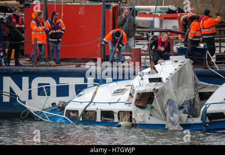 Hamburg, Deutschland. 4. November 2016. Ein Schiffswrack ist von der Elbe in der Nähe von Ochsenwerder in Hamburg, Deutschland, 4. November 2016 geborgen, ein Sportboot hat gestern Abend nach einer Kollision mit dem Landesinneren Essel versenkt. Einen Mann gerettet wurde, ein anderes fehlt. Foto: DANIEL BOCKWOLDT/Dpa/Alamy Live News Stockfoto