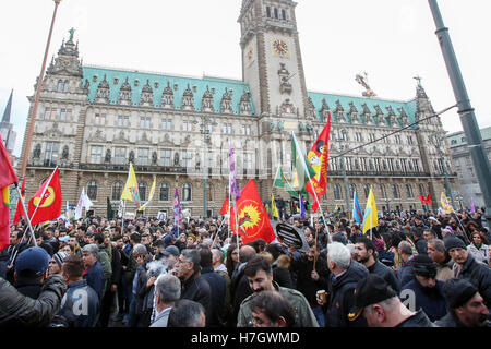 Hamburg, Deutschland. 4. November 2016. Menschen demonstrieren gegen die Verhaftungen von MPs der pro-kurdischen Partei HDP in der Türkei mit Fahnen, Plakaten und Bannern vor dem Rathaus in Hamburg, Deutschland, 4. November 2016. Foto: BODO MARKS/Dpa/Alamy Live-Nachrichten Stockfoto