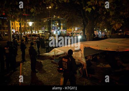 4. November 2016 - nach einem Monat der Protest-Camp, einen Protestmarsch nach Nürnberg und fünf Tagen Hungerstreik Flüchtlinge angekündigt, um einen trockenen Hungerstreik am Samstag, den 5. November beginnen. Nach mehrere Aktivisten beschlossen Zusammenbruch aufgrund der Schwäche der Landeshauptstadt München, die Demonstranten am Sendlinger Tor zu vertreiben. Die Flüchtlinge haben versucht, auf ihrer miserablen Situation und Flüchtlinge sterben an den europäischen Grenzen mit ihren Protest in der Stadtmitte Münchens aufmerksam zu machen. Eine Perspektive für die Vertriebenen Aktivisten kann nicht gesehen werden. Nach der Räumung werden sie an ihre Lager zurückgegeben werden. (Kredit-Bild: © Michael Stockfoto