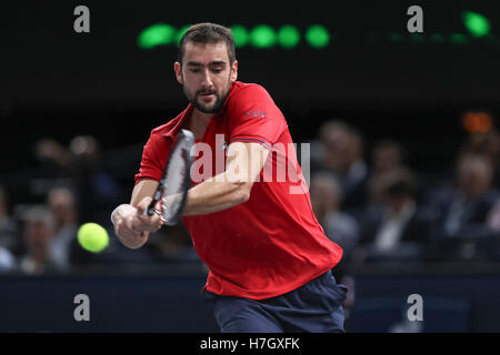 Paris, Frankreich. 4. November 2016. BNP PARIBAS MASTERS (1/4 Finale) FEDERATION FRANCAISE DE TENNIS - Marin Cilic (CRO) in Aktion gegen Novak Djokovic (SRB) - Credit: Yan Lerval/Alamy live-Nachrichten Stockfoto