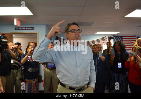 Orlando, USA. 4. November 2016. Der ehemalige Gouverneur von Texas und zwei Mal Präsidentschafts Kandidat Rick Perry Rallyes mit Donald Trump Fans in das "Herz des Korridors I4" In Downtown Orlando während der Zielgeraden Kampagne Credit: Frank Torres Frank Torres/Alamy Live News Stockfoto