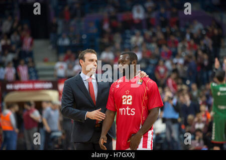 Belgrad, Serbien. 4. November 2016: Jenkins Charles mit zweiten Trainer der Crvena Zvezda während der 2016/2017 Turkish Airlines EuroLeague regulären Saison Runde 5 Spiel zwischen Crvena Zvezda MTS Belgrad und Baskonia Vitoria Gasteiz Kombank Arena am 4. November 2016 in Belgrad, Serbien. Bildnachweis: Nikola Krstic/Alamy Live-Nachrichten Stockfoto