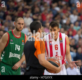 Belgrad, Serbien. 4. November 2016: Dangubic Nemanja Crvena Zvezda Streit mit Schiedsrichter im Jahr 2016/2017 Turkish Airlines EuroLeague regulären Saison Runde 5 Spiel zwischen Crvena Zvezda MTS Belgrad und Baskonia Vitoria Gasteiz Kombank Arena am 4. November 2016 in Belgrad, Serbien. Bildnachweis: Nikola Krstic/Alamy Live-Nachrichten Stockfoto