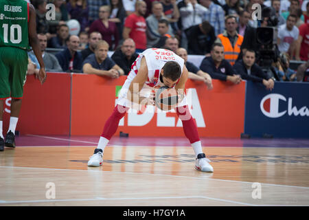 Belgrad, Serbien. 4. November 2016: Stefan Jovic Crvena Zvezda in Aktion während der 2016/2017 Turkish Airlines EuroLeague regulären Saison Runde 5 Spiel zwischen Crvena Zvezda MTS Belgrad und Baskonia Vitoria Gasteiz Kombank Arena am 4. November 2016 in Belgrad, Serbien. Bildnachweis: Nikola Krstic/Alamy Live-Nachrichten Stockfoto