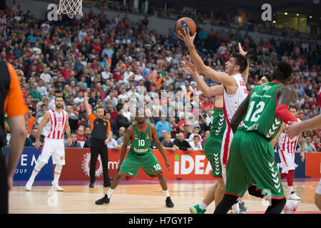 Belgrad, Serbien. 4. November 2016: Dangubic Nemanja Crvena Zvezda in Aktion während der 2016/2017 Turkish Airlines EuroLeague regulären Saison Runde 5 Spiel zwischen Crvena Zvezda MTS Belgrad und Baskonia Vitoria Gasteiz Kombank Arena am 4. November 2016 in Belgrad, Serbien. Bildnachweis: Nikola Krstic/Alamy Live-Nachrichten Stockfoto