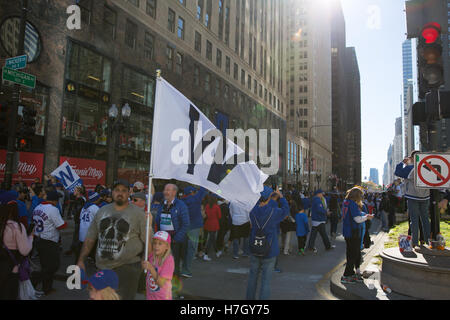 Chicago, Illinois, USA. 4. November 2016. Fans drängen sich die Straßen der Innenstadt von Chicago für die Chicago Cubs Siegesparade und Rallye. Die Chicago Cubs am Mittwoch 02 November gewann ihre erste World Series in 108 Jahren. Bildnachweis: Gary Hebding Jr/Alamy Live-Nachrichten Stockfoto