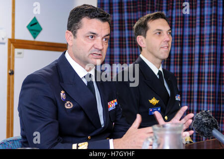 Belfast, Nordirland. 4. November 2016. Konteradmiral José Enrique Delgado aus der Spanisch Marine, Commander der Standing NATO Maritime Gruppe ein (SNMG1) bei einem Besuch in Belfast. Bildnachweis: Stephen Barnes/Alamy Live-Nachrichten Stockfoto