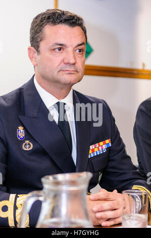 Belfast, Nordirland. 4. November 2016. Konteradmiral José Enrique Delgado aus der Spanisch Marine, Commander der Standing NATO Maritime Gruppe ein (SNMG1) bei einem Besuch in Belfast. Bildnachweis: Stephen Barnes/Alamy Live-Nachrichten Stockfoto