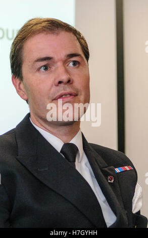 Belfast, Nordirland. 4. November 2016. Kommandant Charles Guy, Kapitän der HMS Duncan. Bildnachweis: Stephen Barnes/Alamy Live-Nachrichten Stockfoto