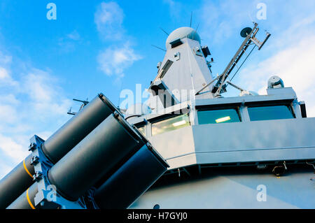 Belfast, Nordirland. 4. November 2016. Verteidigung der Spreu Startröhren der Royal Navy HMS Duncan vor dem SAMPSON Radar-System zur Steuerung des Sea Viper-Raketen-Systems © Stephen Barnes/Alamy Live News Bildnachweis: Stephen Barnes/Alamy Live News Stockfoto