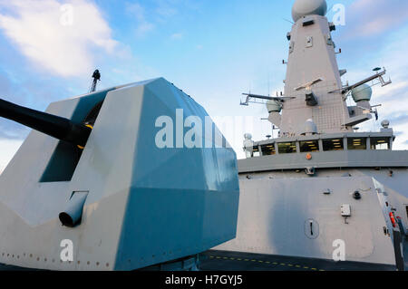 Belfast, Nordirland. 4. November 2016. Vier Zoll (105mm) Marine-Kanone auf der Vorderseite der HMS Duncan Credit: Stephen Barnes/Alamy Live News Stockfoto