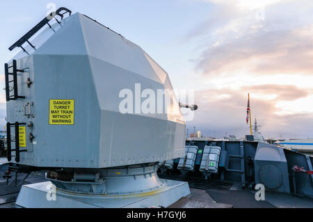 Belfast, Nordirland. 4. November 2016. Vier Zoll (105mm) Marine-Kanone auf der Vorderseite der HMS Duncan Credit: Stephen Barnes/Alamy Live News Stockfoto