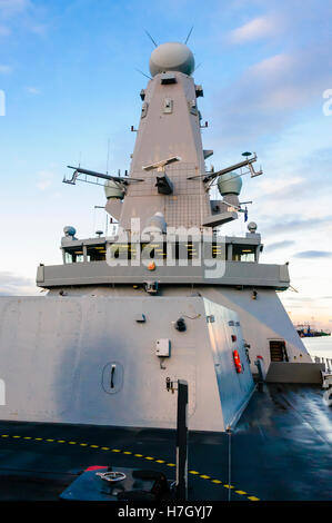 Belfast, Nordirland. 4. November 2016. Brücke, Mast und SAMPSON Radar-System von HMS Duncan Credit: Stephen Barnes/Alamy Live News Stockfoto