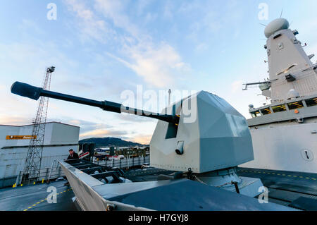 Belfast, Nordirland. 4. November 2016. Vier Zoll (105mm) Marine-Kanone auf der Vorderseite der HMS Duncan Credit: Stephen Barnes/Alamy Live News Stockfoto