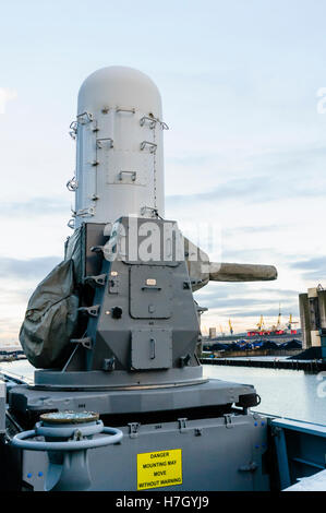 Belfast, Nordirland. 4. November 2016. Phalanx CIWS anti-Raketenabwehrsystem, das mehr als 100 abfeuern kann 20mm Schuss pro Sekunde, das Schiff hautnah auf HMS Duncan Kredit zu verteidigen: Stephen Barnes/Alamy Live News Stockfoto