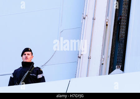 Belfast, Nordirland. 4. November 2016. Königliche Marine steht Wache auf HMS Duncan. Bildnachweis: Stephen Barnes/Alamy Live-Nachrichten Stockfoto