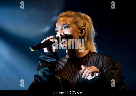 Manchester, UK. 4. November 2016. Sängerin Louisa Johnson, Gewinner von X-Factor 2015, führt bei der jährlichen Christmas Lights Einschalten am Albert Square, Manchester. Bildnachweis: Russell Hart/Alamy Live-Nachrichten. Stockfoto