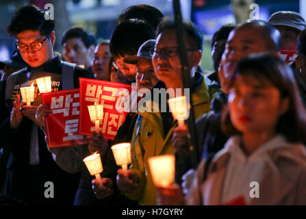 Seoul, Südkorea. 5. November 2016. Südkoreanische Demonstranten halten Kerzenlicht, wie sie ein Candle-Light-Kundgebung gegen den südkoreanischen Präsidenten Park Geun-Hye auf der GwangHwaMoon Straße in Seoul zu besuchen. Bildnachweis: Min Won-Ki/ZUMA Draht/Alamy Live-Nachrichten Stockfoto