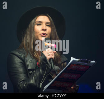 Manchester, UK. 4. November 2016. Coronation Street Schauspielerin Brooke Vincent Gastgeber der jährlichen Christmas Lights Einschalten am Albert Square, Manchester. Bildnachweis: Russell Hart/Alamy Live-Nachrichten. Stockfoto