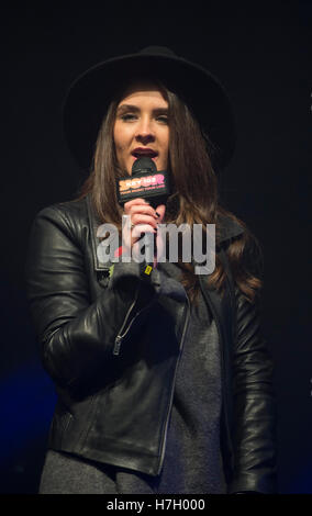 Manchester, UK. 4. November 2016. Coronation Street Schauspielerin Brooke Vincent Gastgeber der jährlichen Christmas Lights Einschalten am Albert Square, Manchester. Bildnachweis: Russell Hart/Alamy Live-Nachrichten. Stockfoto