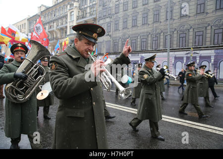 Moskau, Russland. 4. November 2016. Menschen nehmen Teil an einer Demonstration anlässlich Tag der nationalen Einheit in Twerskaja-Straße Russlands. Bildnachweis: Victor Vytolskiy/Alamy Live-Nachrichten Stockfoto