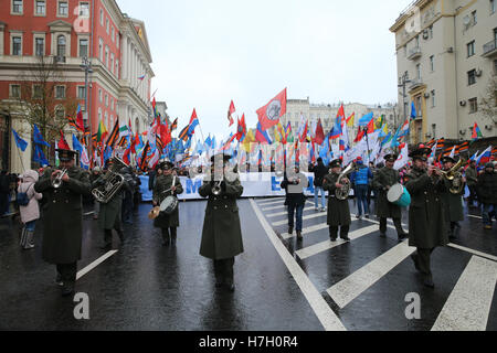 Moskau, Russland. 4. November 2016. Menschen nehmen Teil an einer Demonstration anlässlich Tag der nationalen Einheit in Twerskaja-Straße Russlands. Bildnachweis: Victor Vytolskiy/Alamy Live-Nachrichten Stockfoto