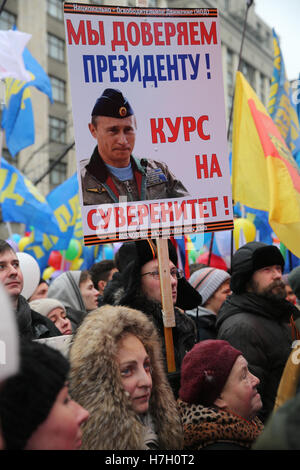 Moskau, Russland. 4. November 2016. Menschen nehmen Teil an einer Demonstration anlässlich Tag der nationalen Einheit in Twerskaja-Straße Russlands. Bildnachweis: Victor Vytolskiy/Alamy Live-Nachrichten Stockfoto