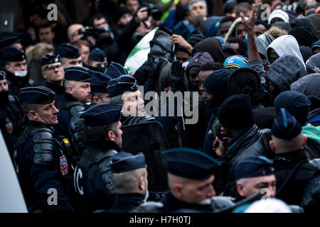 Paris. 4. November 2016. Französische Polizei evakuiert Migranten aus dem Lager der 19. Bezirk in Paris, Frankreich am 4. November 2016. Französische Polizei am Freitag evakuiert Tausende von Migranten aus wo sie nördlich außerhalb Stalingrad Metro Station, lagerten waren Paris, nach Ile-de-France der Präfektur. Bildnachweis: John Fiddler/Xinhua/Alamy Live-Nachrichten Stockfoto